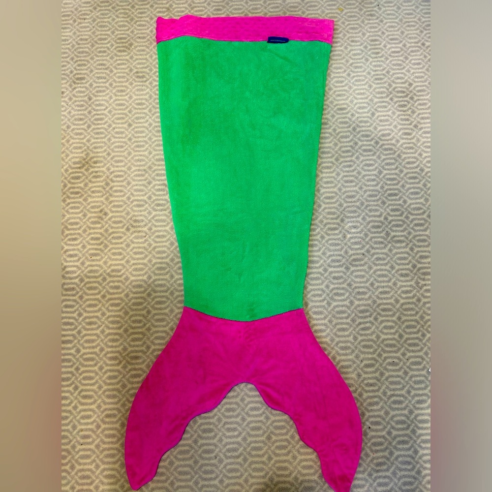 Blankietails. Kids mermaid blanket. Green and pink.